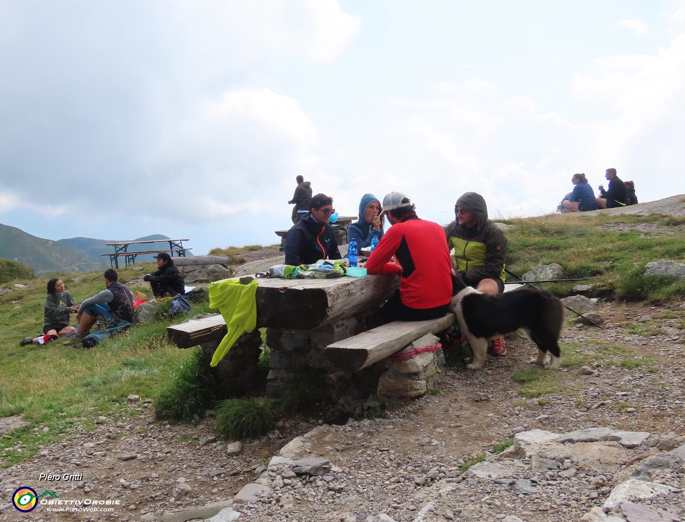 47 Meezzogiorno, pranzo all'aperto , al fresco, quasi freddo!.JPG